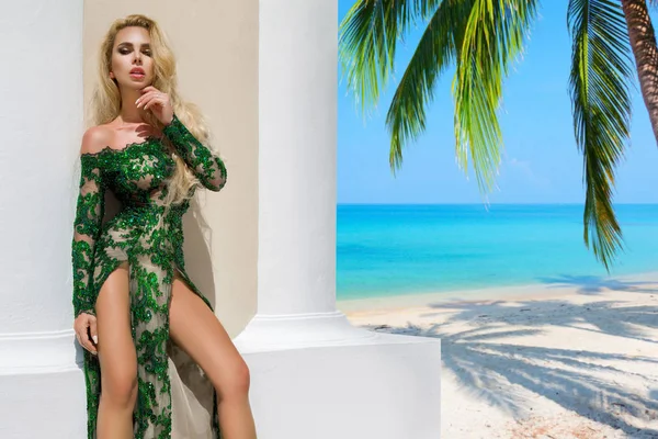 Zarif bir gece elbisesi Karayip görünümün arka planına poz güzel, seksi sarışın kadın