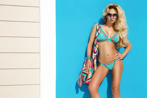 Vacker Sexig Kvinna Bikini Poserar Karibiska Stranden — Stockfoto