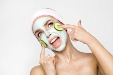 Pikna sarışın kobieta z nawilajc twarzy maskesi. 