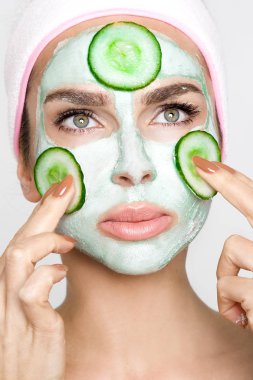 Pikna sarışın kobieta z nawilajc twarzy maskesi. 