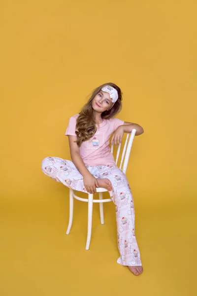 Krásná Mladá Dívka Pyžama Žlutém Pozadí Ateliéru — Stock fotografie