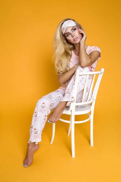 Krásná Blonďatá Žena Pyžama Žlutém Pozadí Ateliéru — Stock fotografie