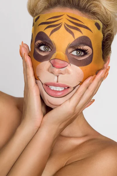 Красива Жінка Зволожуючою Маскою Обличчя Леопарда Маска Леопардом Кіт — стокове фото