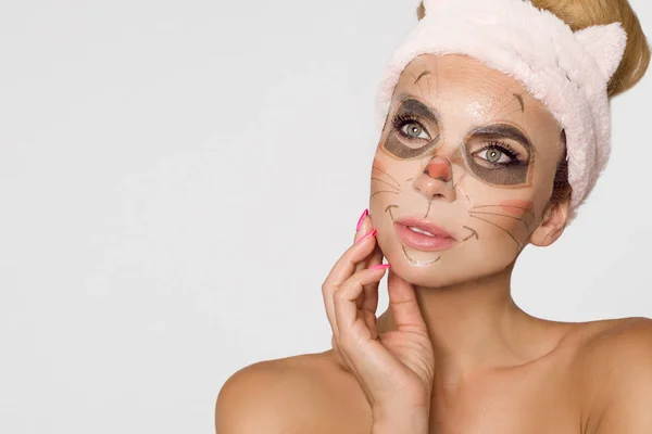 Hermosa Mujer Con Mascarilla Hidratante Leopardo Máscara Con Leopardo Gato — Foto de Stock