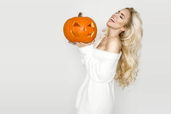 Hermosa Joven Rubia Sosteniendo Calabaza Para Halloween — Foto de Stock