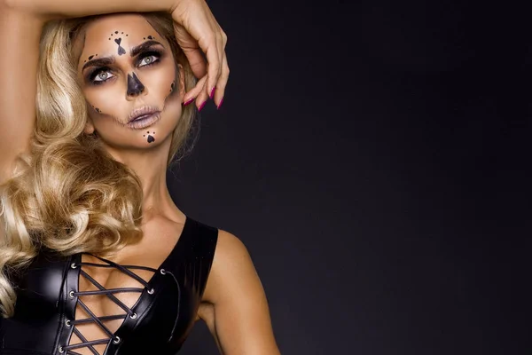 Mujer Rubia Sexy Maquillaje Halloween Traje Cuero Sobre Fondo Negro — Foto de Stock