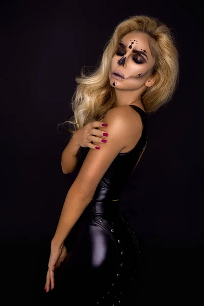 Mujer Rubia Sexy Maquillaje Halloween Traje Cuero Sobre Fondo Negro —  Fotos de Stock