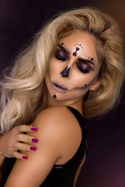 Sexy Blondynka Halloween Makijaż Skórzany Strój Czarnym Tle Studio Szkielet — Zdjęcie stockowe