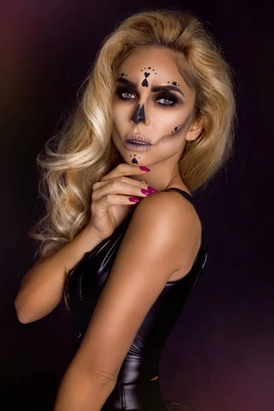 Femme Blonde Sexy Dans Maquillage Halloween Tenue Cuir Sur Fond — Photo