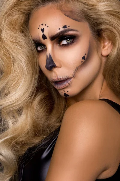 Sexig Blond Kvinna Halloween Smink Och Läder Outfit Svart Bakgrund — Stockfoto