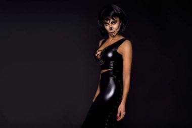 Stüdyoda siyah iç çamaşırı seksi esmer kadın. Kalıcı makyaj iskelet, canavar ve cadı