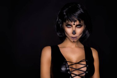 Olarak Halloween Makyaj stüdyoda siyah bir zemin üzerine seksi esmer kadın portre. Kalıcı makyaj iskelet, canavar ve cadı