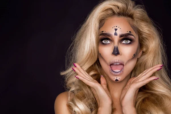 Uma Mulher Loira Sexy Assustada Maquiagem Halloween Estúdio Maquiagem Fantasmagórica — Fotografia de Stock