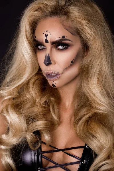 Sexig Blond Kvinna Halloween Smink Och Läder Outfit Svart Bakgrund — Stockfoto