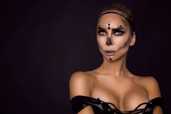 Ritratto Sexy Donna Bruna Nel Trucco Halloween Uno Sfondo Nero — Foto Stock