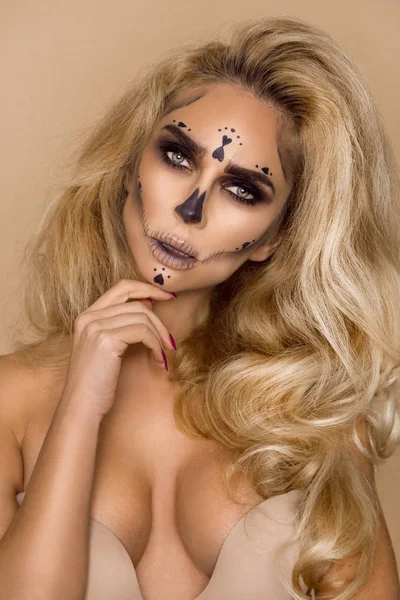 Sexig Blond Kvinna Halloween Smink Beige Bakgrund Studion Makeup Artist — Stockfoto