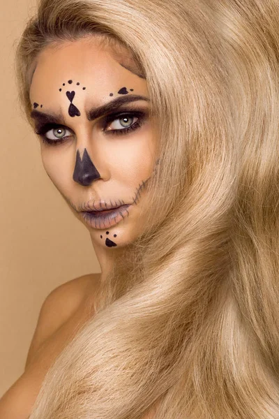 Красивая Блондинка Хэллоуин Макияж Красивые Волосы Бежевом Фоне Студии Скелет — стоковое фото