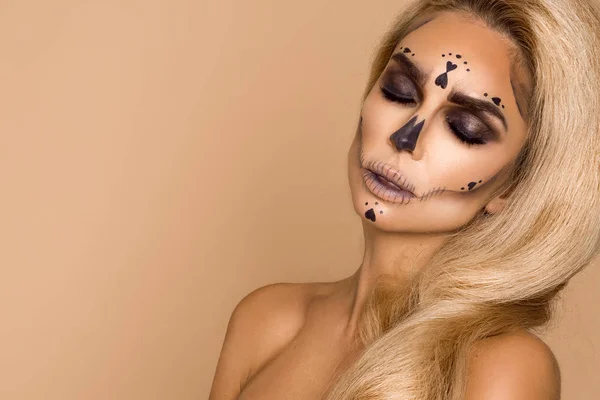 Donna Bionda Sexy Nel Trucco Halloween Uno Sfondo Beige Studio — Foto Stock