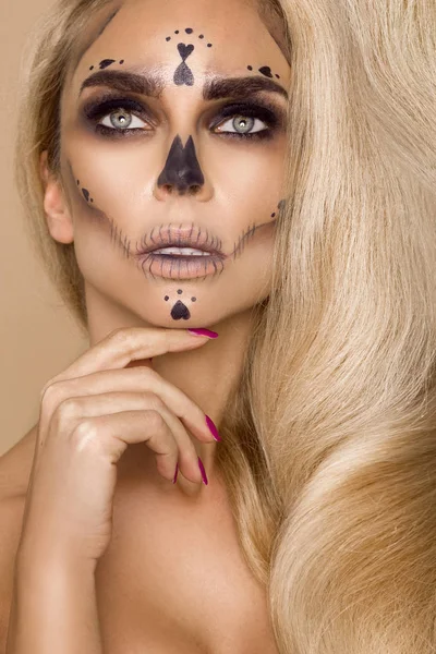 Sexig Blond Kvinna Halloween Smink Beige Bakgrund Studion Makeup Artist — Stockfoto