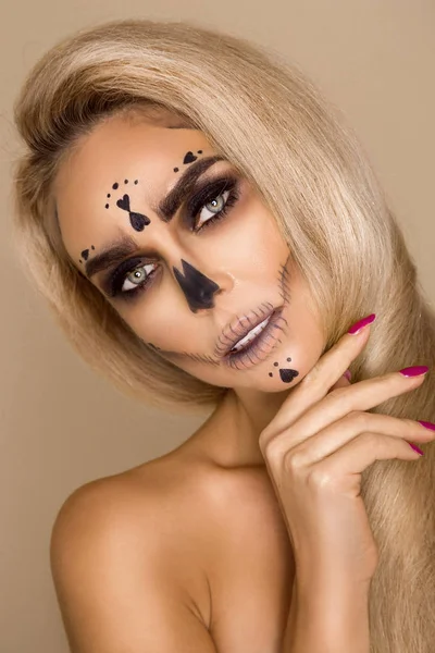 Sexig Blond Kvinna Halloween Smink Beige Bakgrund Studion Makeup Artist — Stockfoto