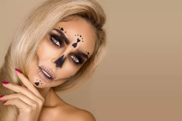 Sexig Blond Kvinna Halloween Smink Beige Bakgrund Studion Makeup Artist — Stockfoto