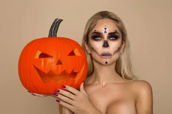 Sexy Mujer Rubia Maquillaje Halloween Sostienen Una Calabaza Fondo Beigek — Foto de Stock