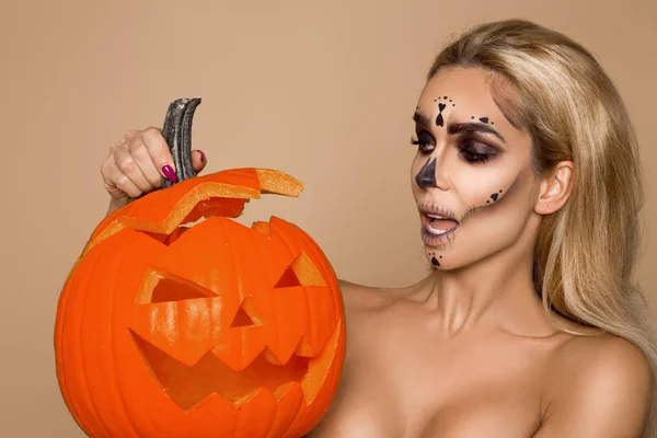 Sexy Mujer Rubia Maquillaje Halloween Sostienen Una Calabaza Fondo Beigek — Foto de Stock