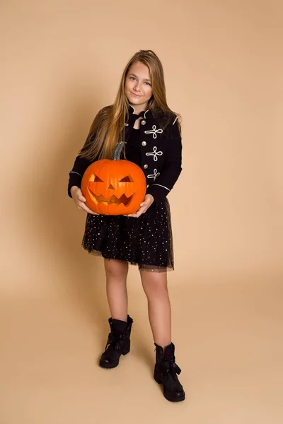 Krásná Mladá Dívka Halloween Kostýmu Studiu Dívka Držící Dýně — Stock fotografie