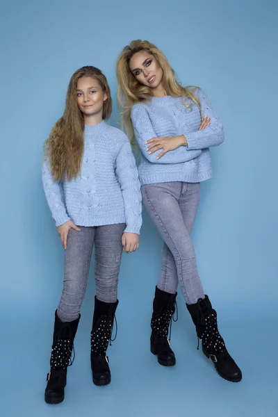 Meninas Loiras Bonitas Mãe Com Filha Outono Roupas Inverno Fundo — Fotografia de Stock