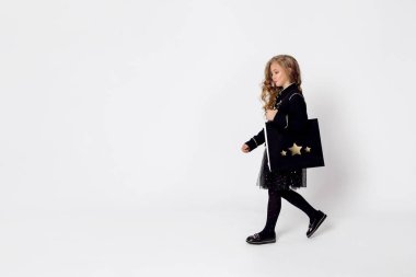 Sevimli güzel küçük kız Noel Baba kostümü giymiş alışveriş gidiyor.