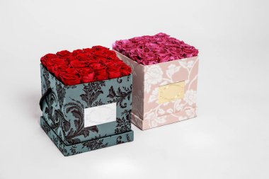 Ev dekorasyonu, düğün, yıldönümü, Doğum günü ve diğer kutlamalar için amaçlanan çiçek kutusu. Kırmızı gül de eşiniz için çok özel bir hediye olabilir.