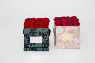 Ev dekorasyonu, düğün, yıldönümü, Doğum günü ve diğer kutlamalar için amaçlanan çiçek kutusu. Kırmızı gül de eşiniz için çok özel bir hediye olabilir.