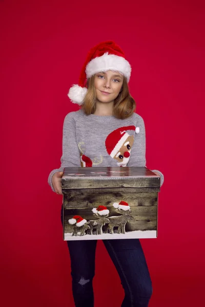 手里拿着圣诞礼物 戴着圣诞老人红帽子笑着 圣诞节的概念 — 图库照片