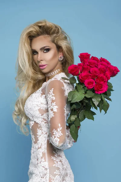 Krásná Blonďatá Model Elegantní Šaty Drží Kytici Růží Valentýna Narozeniny — Stock fotografie