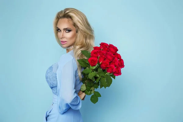 Hermoso Modelo Rubio Vestido Elegante Con Ramo Rosas Regalo San — Foto de Stock