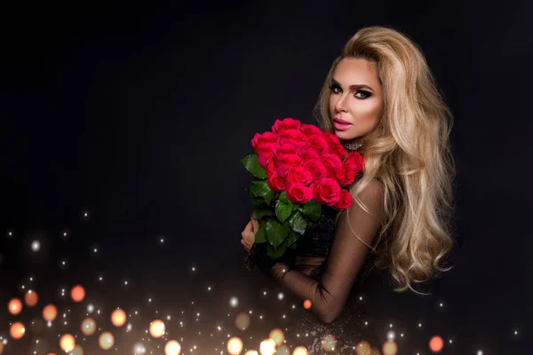 Sexy Piękne Blond Model Elegancka Sukienka Bukietem Czerwonych Róż Prezent — Zdjęcie stockowe