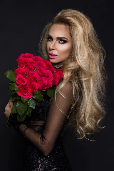 Sexy Krásná Blond Model Elegantní Šaty Drží Kytici Rudých Růží — Stock fotografie
