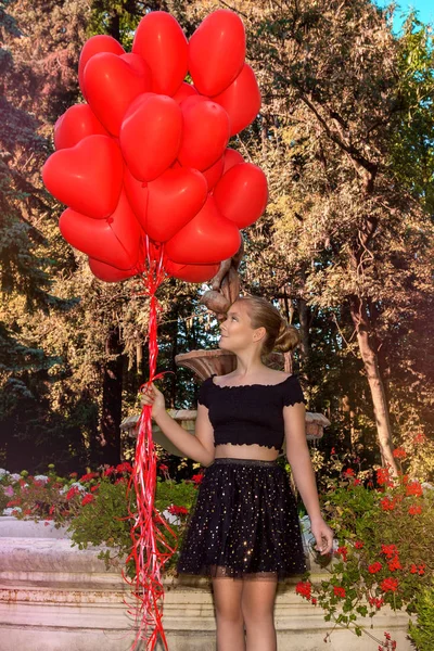 Valentine Menina Bonita Com Balões Vermelhos Rir Parque Miúdo Lindo — Fotografia de Stock