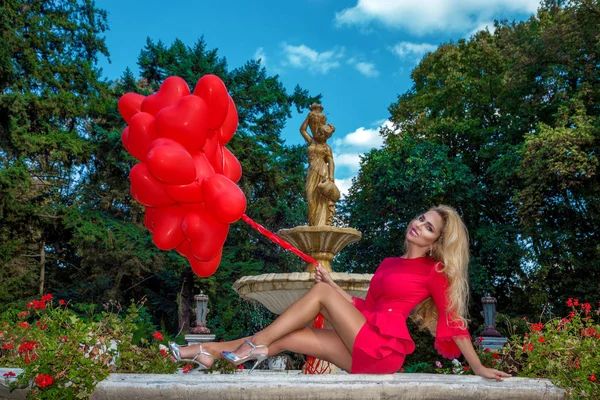 Valentine Bella Ragazza Con Palloncini Rossi Ridere Nel Parco Bella — Foto Stock