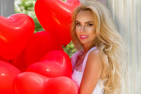 Valentine Piękna Dziewczyna Czerwonych Balonów Śmiać Parku Piękna Młoda Kobieta — Zdjęcie stockowe