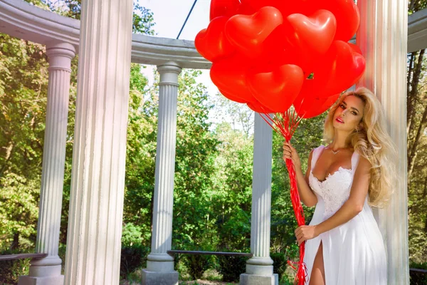 Όμορφη Αγίου Βαλεντίνου Κορίτσι Κόκκινα Μπαλόνια Γέλιο Στο Πάρκο Ευτυχής — Φωτογραφία Αρχείου