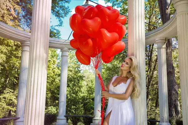 Valentine Bella Ragazza Con Palloncini Rossi Ridere Nel Parco Bella — Foto Stock