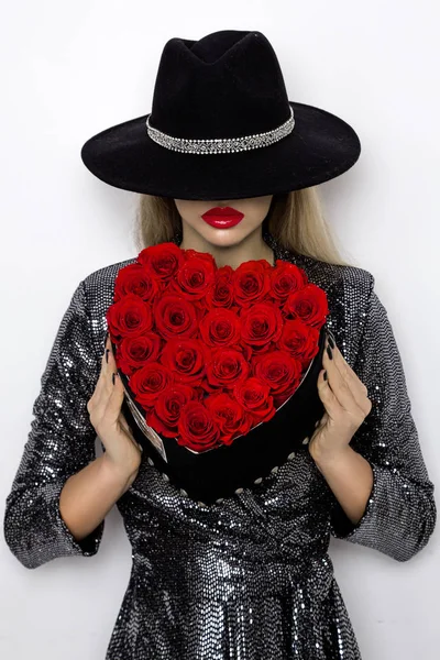 Valentine Krásy Dívka Růží Červené Srdce Portrét Mladé Ženy Darem — Stock fotografie