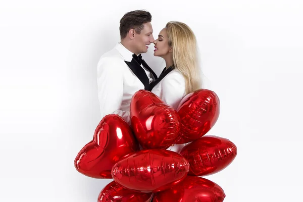 Joyeux Beau Couple Posant Sur Fond Blanc Tenant Des Ballons — Photo