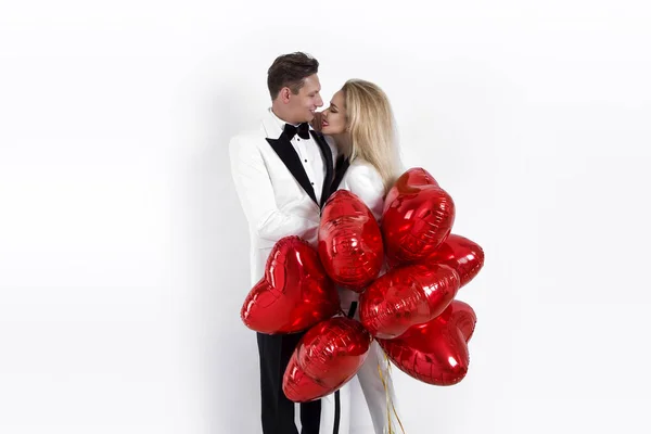 Joyeux Beau Couple Posant Sur Fond Blanc Tenant Des Ballons — Photo