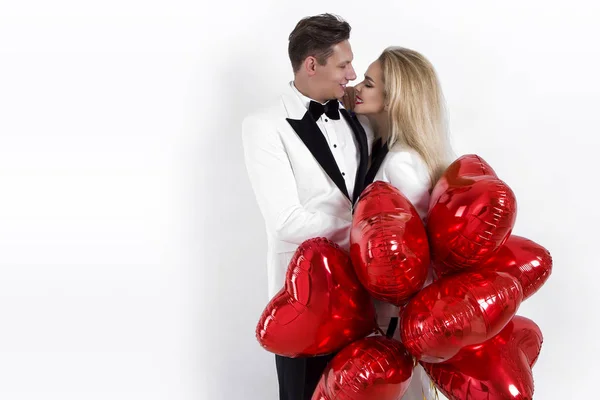 Joyeux Beau Couple Posant Sur Fond Blanc Tenant Des Ballons — Photo