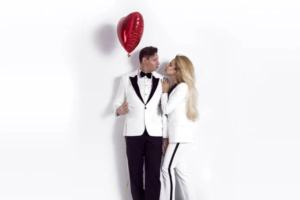 Joyeux Beau Couple Posant Sur Fond Blanc Tenant Des Ballons — Photo