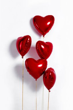 Hava Balonları seti. Beyaz arka planda izole edilmiş kırmızı renkli folyo balonları. Sevgi. Tatil kutlaması. Sevgililer Günü partisi dekorasyonu. Metalik kırmızı Kalp hava balonları