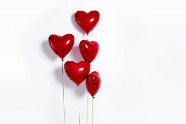 Hava Balonları seti. Beyaz arka planda izole edilmiş kırmızı renkli folyo balonları. Sevgi. Tatil kutlaması. Sevgililer Günü partisi dekorasyonu. Metalik kırmızı Kalp hava balonları