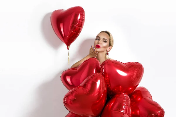 Valentine Menina Beleza Com Balão Vermelho Mãos Dadas Isolado Fundo — Fotografia de Stock